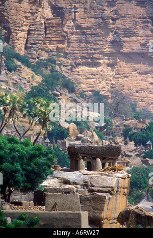 Toguna Struktur an der Basis der Böschung, Ireli Dorf, Dogon Stamm, Mali, Afrika Stockfoto