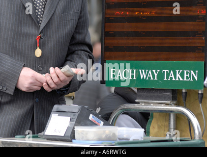 Rennbahn Buchmacher mit Bargeld in der hand Stockfoto