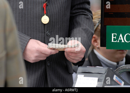 Rennbahn Buchmacher mit Bargeld in der hand Stockfoto