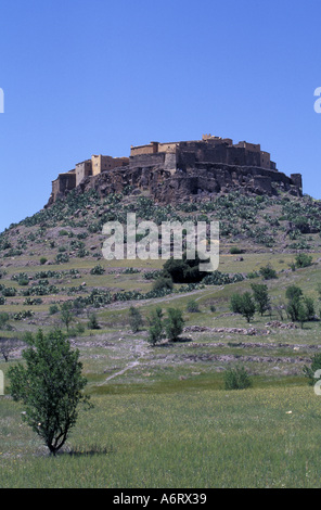 Afrika, Marokko, in der Nähe von Tafraoute Tioulit Ksar (befestigtes Dorf) der Lehmziegel-thront auf einem Hügel nördlich von Tafraoute Stockfoto