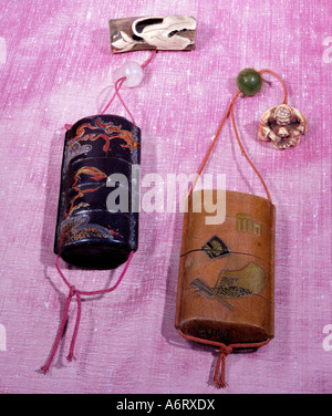 Bildende Kunst, Japan, Lack-Arbeit, zwei Inros (Medizin-Box), Links: Holz schwarz lackiert, rechts: Holz mit gold Lack, 18./19. Stockfoto