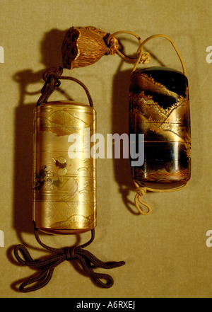 Bildende Kunst, Japan, Lackarbeiten, zwei Inros (Medizin-Box), linken Holz gold lackiert, Rechts Holz mit rotem Lack, 18. Jahrhunderts Stockfoto