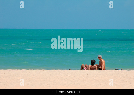 Zwei Männer auf Tambau entspannenden Strand Joao Pessoa Paraiba Brasilien Südamerika Stockfoto