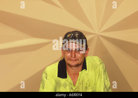 Arbeiter vor Kunststoff Regenwassertank posiert Stockfoto
