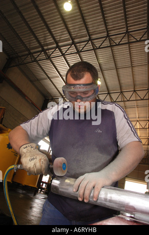 Fabrikarbeiter, Polieren ein Rohr Stockfoto