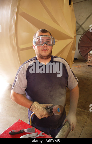 Fabrikarbeiter, hohe Schlagzähigkeit Sicherheit tragen Schutzbrille Brille Stockfoto