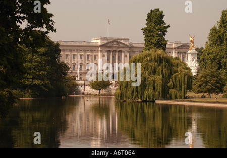 London. Buckingham Palace betrachtet aus über den See im St. James Park. Stockfoto