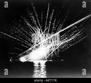 Veranstaltungen, zweiten Weltkrieg / Bomben des zweiten Weltkriegs, Luftkrieg, / Bombenanschläge, Philippinen, Japan Air raid auf Tacliban, Leyte, 2.11.1944, Stockfoto