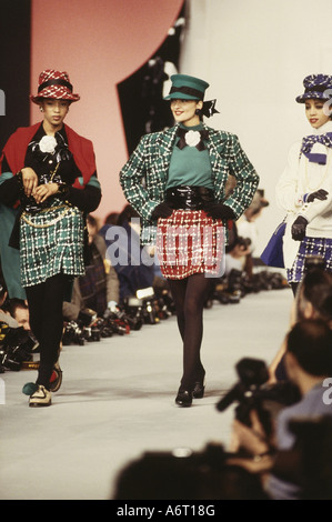 Mode, 1990er Jahre, Mannequins, mit Miniskirt und Jacke, Laufsteg, autmn Winter, von Chanel, Paris, 1990,90er Jahre, Stockfoto