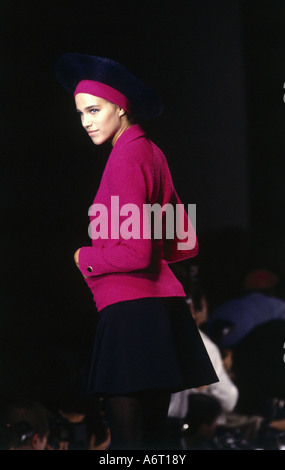 Mode, 1990er Jahre, Schaufensterpuppe, mit Miniskirt und Jacke, Laufsteg, Frühlingssommer, Pret-a-porter, von Chanel, Paris, 1990, 90er Jahre, Stockfoto