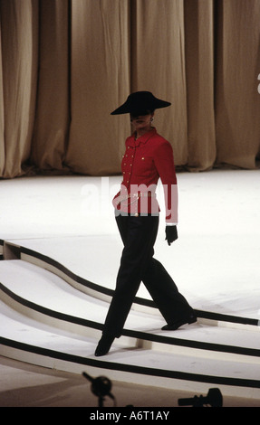 Mode, 1980er Jahre, Schaufensterpuppe, volle Länge, Jacke und Hose, Laufsteg, Herbstwinter, Haute Couture, von Chanel, Paris, 1988, 80er Jahre, Stockfoto