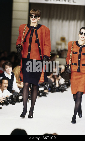 Mode, 1980er Jahre, Schaufensterpuppe, halbe Länge, Tracht, Laufsteg, Herbstwinter, von Chanel, Paris, 1986, 80er Jahre, Stockfoto