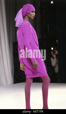 Mode, 1980er Jahre, Schaufensterpuppe, Kleid, halbe Länge, Laufsteg, Frühlingssommer, Haute Couture, von Chanel, Paris, 1989, 80er Jahre, Stockfoto