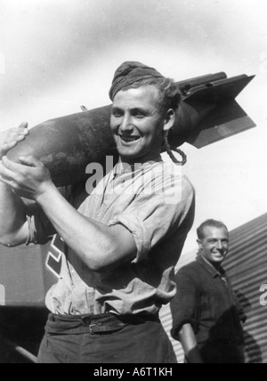 Ereignisse, Zweiter Weltkrieg/Zweiter Weltkrieg, Luftkrieg, Personen, Soldat der Luftwaffe Bodenpersonal mit einer Bombe, Sommer 1941, Stockfoto