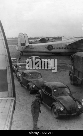 Polizei Deutschland: Verladung der Polizeiwagen Volkswagen Käfer für die West-Berliner Polizei, Luftstützpunkt Wunstorf, 20.9.1948, Stockfoto