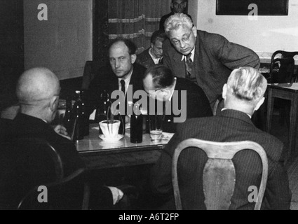 Ereignisse, Nachkriegsära, Politik, Ministerkonferenz in München, 5.- 8.6.1948, Premierminister der sowjetischen Okkupationszone in ihrem Hotel, 6.6.1948, von links: Erhard Hübener, Sachsen-Anhalt, Karl Steinhoff, Brandenburg, Rudolf Paul, Thüringen, Dr. Fischer, stellvertretender Ministerpräsident von Sachsen, Willys Hoecker, Mecklenburg, Politiker, Bayern, Deutschland, 20. Jahrhundert, historisch, historisch, Anhalts, Hubener, Hubener, Menschen, 40er, Stockfoto