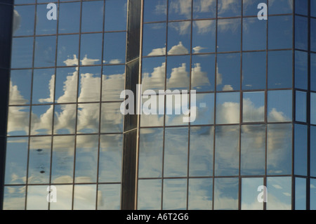 Reflexionen im stumpfen grauen Gebäude Innenstadt Stockfoto