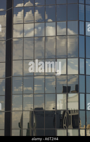 Reflexionen im stumpfen grauen Gebäude Innenstadt Stockfoto