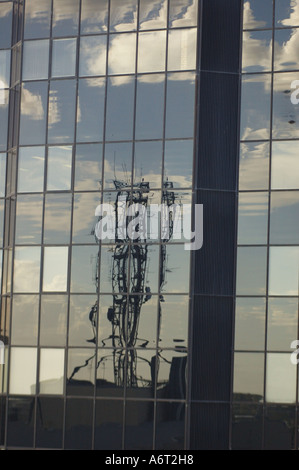 Sendeturm in langweiligen grauen Gebäude Innenstadt wider Stockfoto