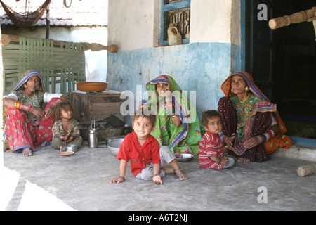 Familie der Meghwal Bhirindiyara Stamm, Little Rann Of Kutch, Gujarat Indien Stockfoto