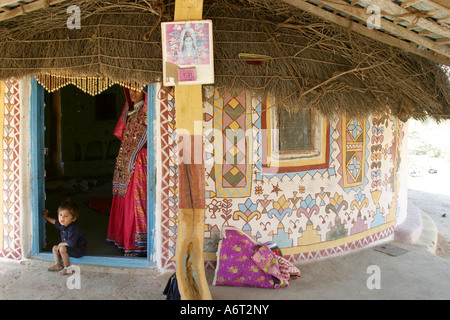 Traditionell bemalten Meghwal Bhirindiyara Stammes Häusern in einem Banni Villaage, Gujarat, Indien. Stockfoto