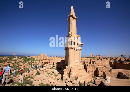 Westliche Touristen passieren rekonstruierten punischen-hellenistischen Mausoleum von Bes in Sabratha in Libyen Stockfoto