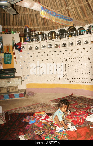 Inteior ein Meghwal Bhirindiyara-Stamm-Haus in einem Dorf Banni, Gujarat, Indien. Stockfoto