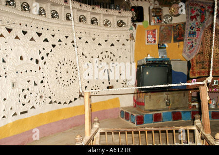 Inteior ein Meghwal Bhirindiyara-Stamm-Haus in einem Dorf Banni, Gujarat, Indien. Stockfoto