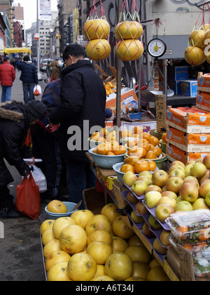 Orangen, Äpfel und Pummelos zum Verkauf an eine Frucht, die im Freien stehen im Chinatown-Viertel von Manhattan. Stockfoto