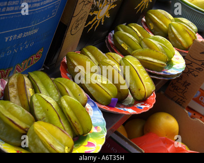 Bunte Sternfrüchte zum Verkauf von einem Bürgersteig Lieferanten in Manhattan, New York. Stockfoto