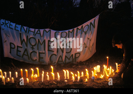 Womens Peace Camp All Night Vigil, Blockade des US-Luftwaffenstützpunktes USAF in Greenham Common Berkshire. UK 1983 1982 1980S HOMER SYKES Stockfoto