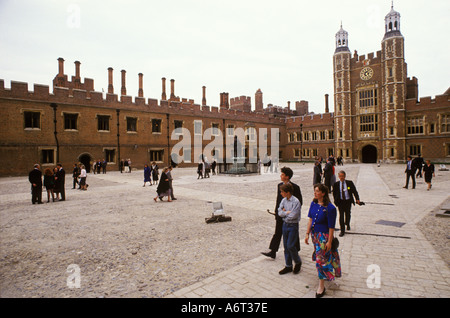 Private School britische Schüler und Eltern im Quadrangle Eton College, Privatschule Windsor Berkshire England 2000er Jahre 2006 HOMER SYKES Stockfoto