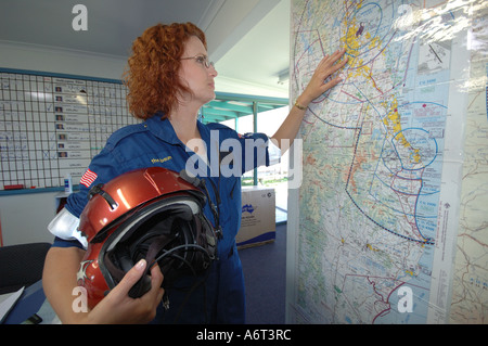 roten Kopf geleitet Hubschrauberpilot Stockfoto