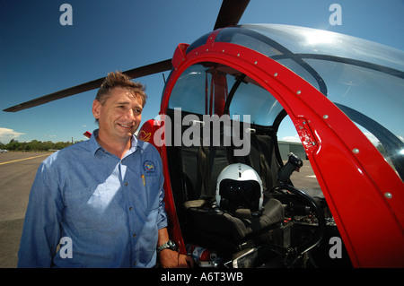 Hubschrauber-Pilot Pre-Flight-Checks durchführen Stockfoto