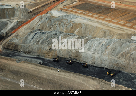 große Lastwagen Emissionshandelsystem Skala offen geschnittene Kohle mine Central Queensland-Australien Stockfoto