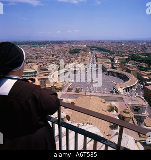 Nonne mit noch Kamera bereit, Foto von oben auf die Kuppel der St. Peters Dom St. Peter Platz Rom Italien Stockfoto