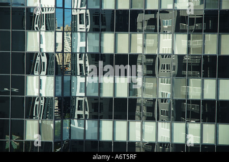 Reflexion im Ort Bürohaus windows Stockfoto