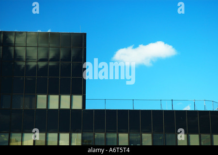 kleine weiße Wolke über Städtebau Stockfoto