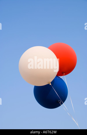 Roten weißen und blauen Luftballons auf einen blauen Himmelshintergrund Stockfoto