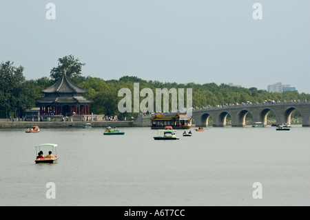 Menschen am Kunming-See Bootfahren in der Nähe von siebzehn-Bogen-Brücke, Sommerpalast, Peking, China. Stockfoto