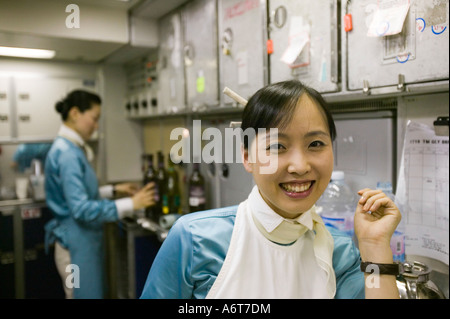 Koreanische Fluggesellschaft Luft Hostessen arbeiten in einem Flugzeug Küche Pantry Stockfoto