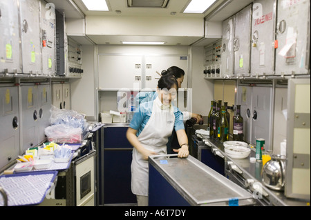 Koreanische Fluggesellschaft Luft Hostessen arbeiten in einem Flugzeug Küche Pantry Stockfoto