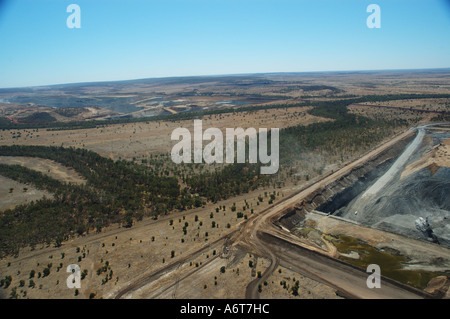 Outback-Fluss führt vorbei an offenen Schnitt Kohle mine Central Queensland Kohle-Becken Australien Stockfoto