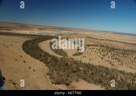 Outback-Fluss führt vorbei an offenen Schnitt Kohle mine Central Queensland Kohle-Becken Australien Stockfoto