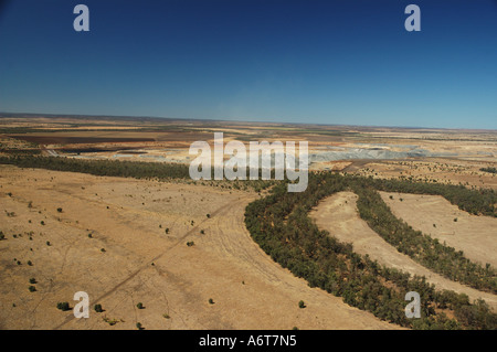 Outback-Fluss führt vorbei an offenen Schnitt Kohle mine Central Queensland Kohle-Becken Australien Stockfoto