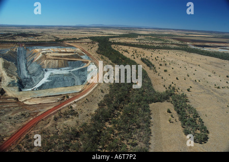 Outback-Fluss führt vorbei an offenen Schnitt Kohle mine Central Queensland Kohle-Becken Australien Stockfoto