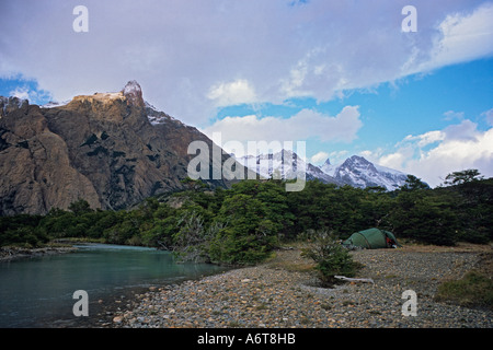 Zelt neben Fluss in Argentinien Patagonien Expedition Fahrrad neben schneebedeckten Bergen des Fitzroy in Ferne Stockfoto