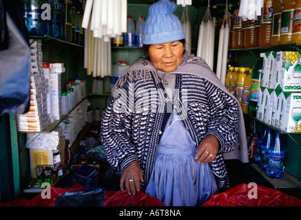Alte Frau in winzigen Laden in Potosi Bolivien verkauft Dynamit Coca-Blätter und andere Güter für Bergleute arbeiten in lokalen Silber mine Stockfoto
