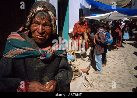 Alten indigenen Mann-Frau in traditioneller Kleidung steht in der Marktstraße in Stadt von Tarabuco Bolivien trägt ungewöhnliche Filzhut Stockfoto