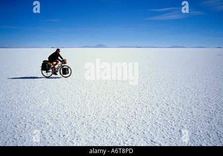 weibliche Expedition Touren Radfahrer allein auf Salz Wohnung des Salar de Uyuni auf 3600 m in Bolivien Stockfoto